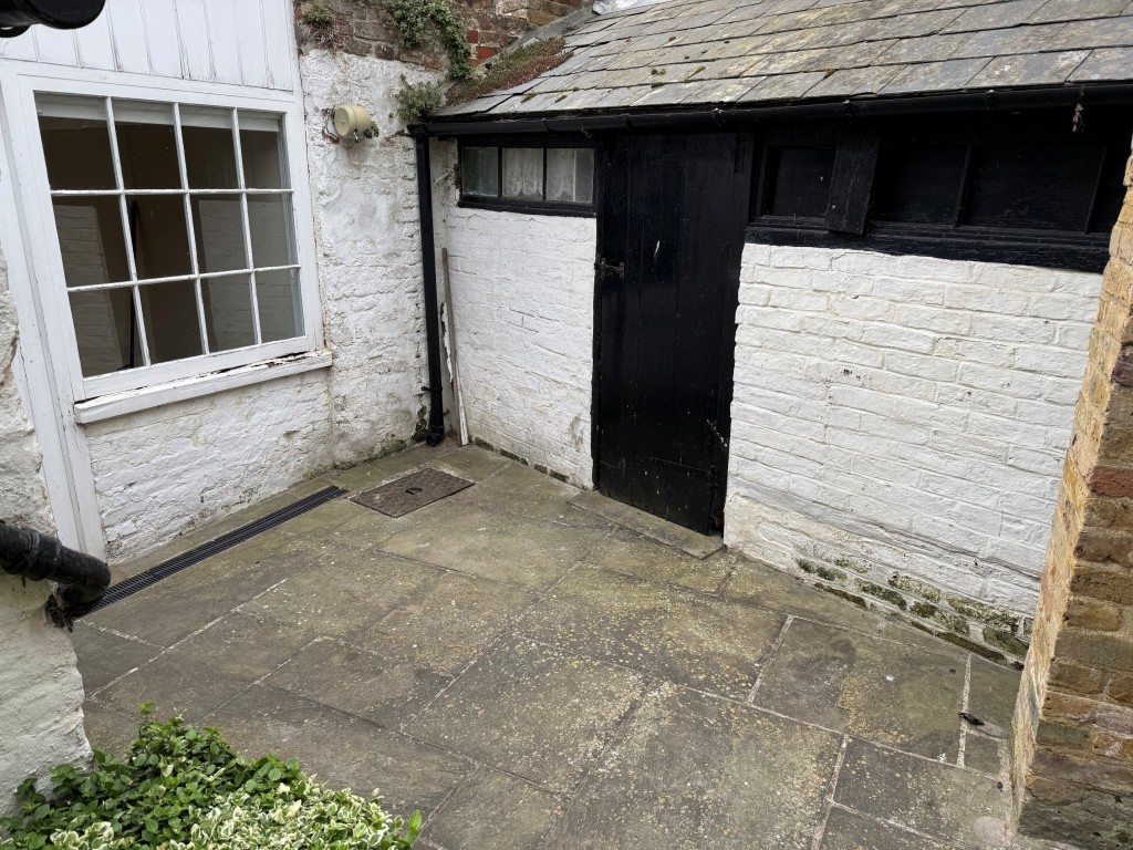 Lot: 90 - DOUBLE FRONTED SHOP AND MAISONETTE IN POPULAR CINQUE PORT TOWN - Residential - Courtyard showing outside WC